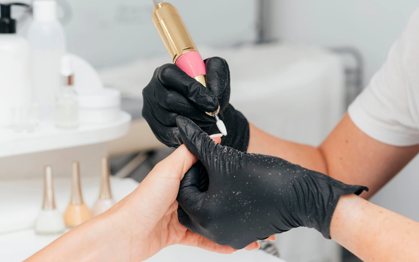 0d7eff94-11d1-4734-b959-10c12dcc6b6c مانیکور + پدیکور حرفهای با لاک ژل - تصویر 1